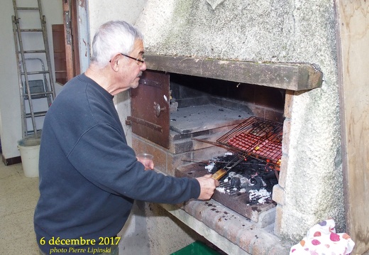 2017 12 06 CHAN-PL 5534 Courbessac  Preparation repas Barbecue  Jacques Malaise