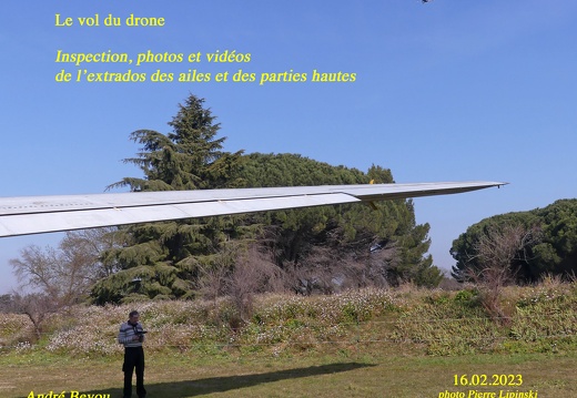 2023 02 16 CHAN-PL ATL31 Le vol du drone P1250378 André Beyou et le Drone sur l'aile droite - Copie
