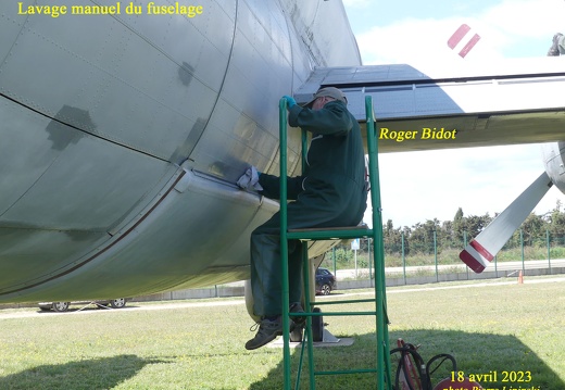 2023 04 18 CHAN-PL P1000063 Lavage manuel fuselage Droit Roger Bidot