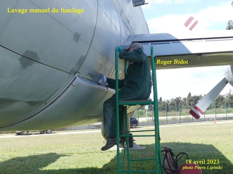 2023 04 18 CHAN-PL P1000063 Lavage manuel fuselage Droit Roger Bidot.jpg