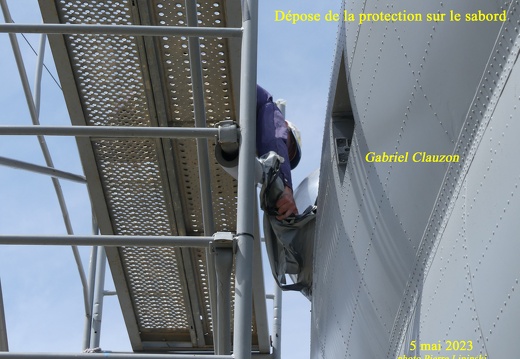 2023 05 05 CHAN-PL P1010684 Décollage protection peinture de la bulle sabord de gauche G.Clauzon