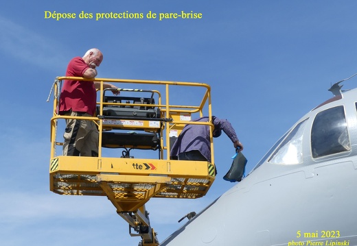 2023 05 05 CHAN-PL P1010724 Dépose protection peinture pare brise G.Clauzon J.Fougeray