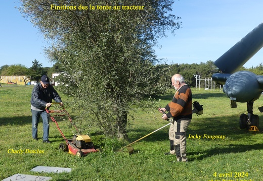 2024 04 04 CHAN-PL P1040770 Finitions de la tonte tracteur de la semaine dernière C.Desclos J.Fougeray