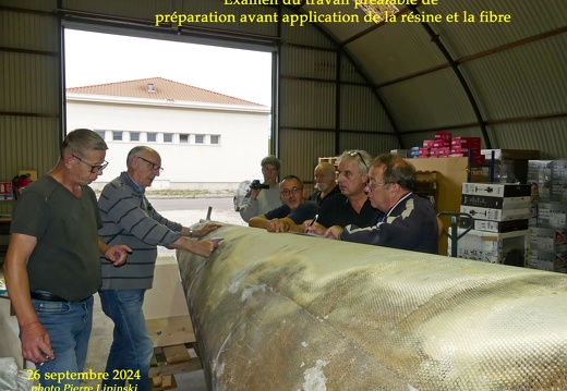 2024 09 26 CHAN-PL P1070155 Restauration queue Mad - Le groupe examine les rebouchages précédents et prépare la suite copie