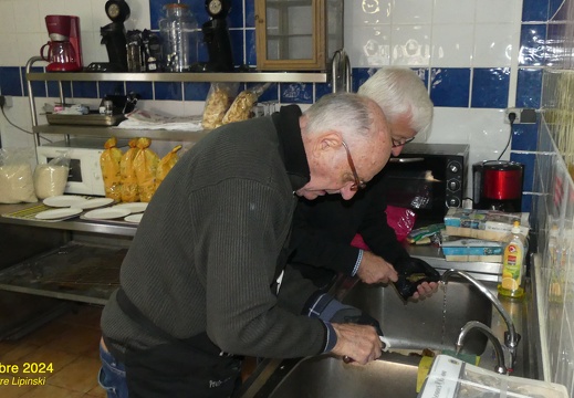 2024 12 05 CHAN-PL Manade Briaux P1080218 Ouverture des huitres