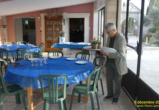 2024 12 05 CHAN-PL Manade Briaux P1080219 Préparation des tables