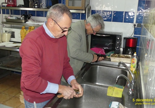 2024 12 05 CHAN-PL Manade Briaux P1080231 Ouverture des huitres